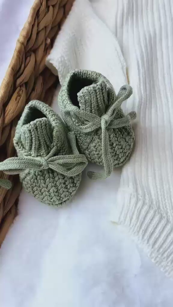 Set de gorro y zapatos tejidos  Personalizados para bebé